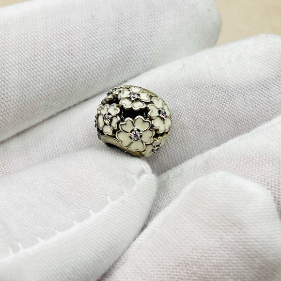 EUC Pandora 791488EN12 Silver Primrose Meadow Openworks Charm w/ White Enamel - Picture 5 of 8